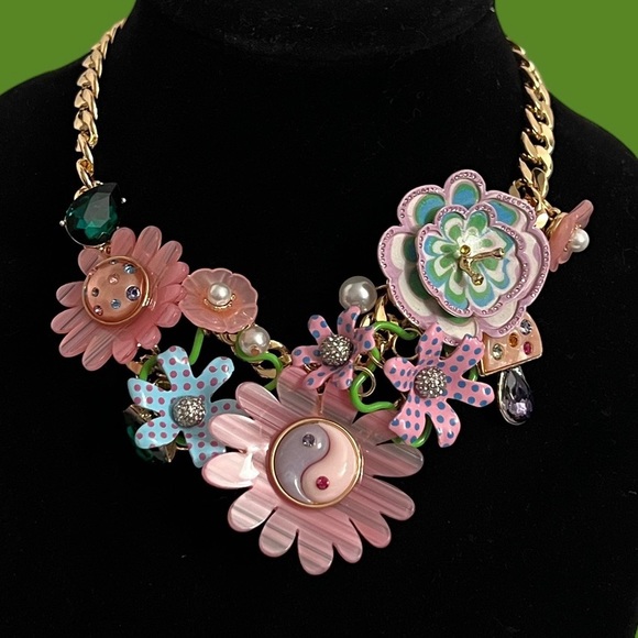New BETSEY JOHNSON ENCHANTED DRAMA STATEMENT NECKLACE PASTEL MULTI - Picture 6 of 16